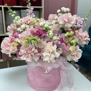 Коробка с цветами Композиция в шляпной коробке "Баронесса"